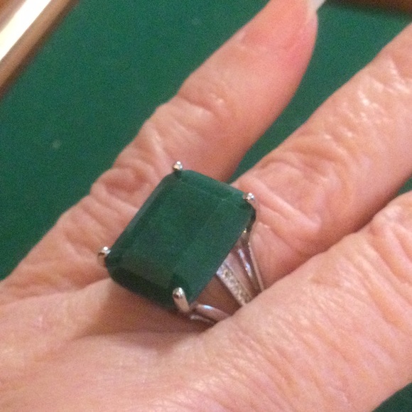 Amazing Emerald Cut Genuine Emerald at Wholesale - Picture 9 of 11